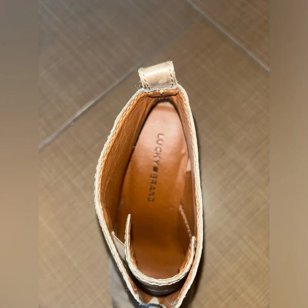 Super cute Lucky Brand heeled, leather ankle booties - Picture 4 of 6